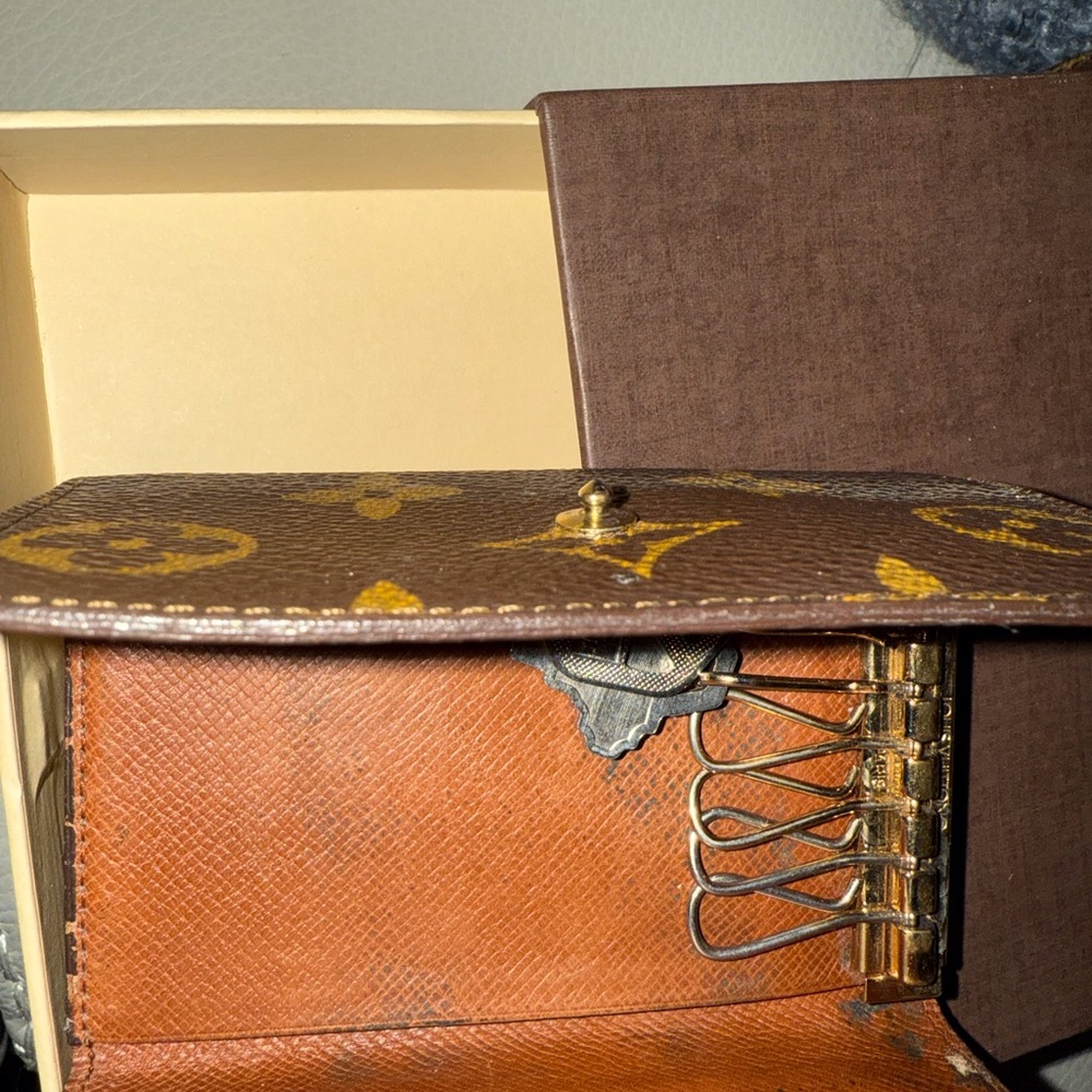 Louis Vuitton Brown and Tan Monogram six  Key Pouch - Picture 6 of 9